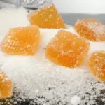 Potret ilustrasi potongan permen homemade tergeletak dengan lapisan gula pasir.