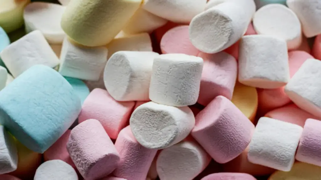 Potret setumpukan marshmallow berbagai macam warna dan ukuran.