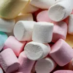 Potret setumpukan marshmallow berbagai macam warna dan ukuran.