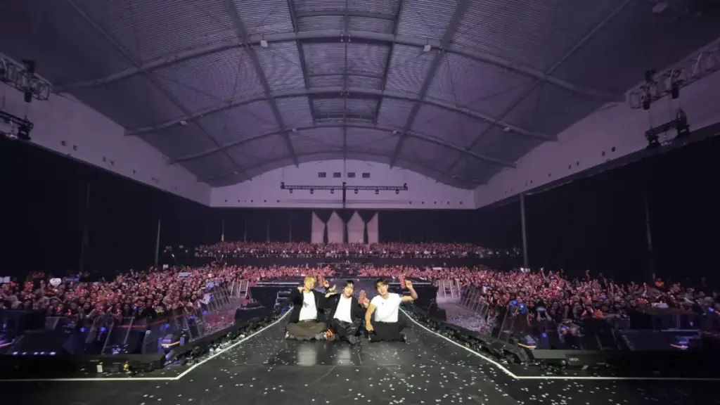 CNBLUE (kiri ke kanan: Minhyuk, Yonghwa, Jungshin) berfoto bersama BOICE sebelum mengakhiri konser di ICE BSD.