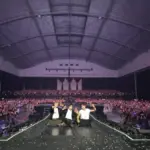 CNBLUE (kiri ke kanan: Minhyuk, Yonghwa, Jungshin) berfoto bersama BOICE sebelum mengakhiri konser di ICE BSD.