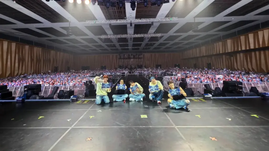 Anggota MONSTA X (kiri ke kanan: Kihyun, Hyungwon, Minhyuk, Joohoney, dan Shownu) berfoto bersama MONBEBE.