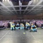 Anggota MONSTA X (kiri ke kanan: Kihyun, Hyungwon, Minhyuk, Joohoney, dan Shownu) berfoto bersama MONBEBE.