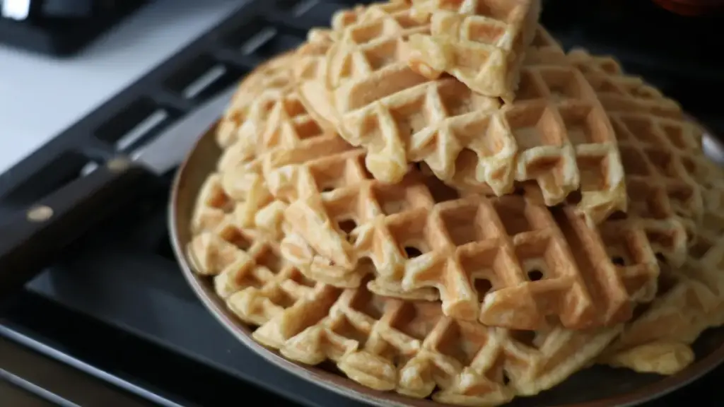 Potret setumpukan waffle di atas piring