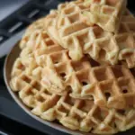 Potret setumpukan waffle di atas piring