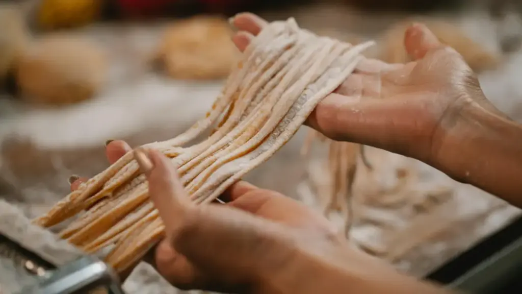 Potret seseorang sedang membuat adonan mie