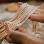 Potret seseorang sedang membuat adonan mie