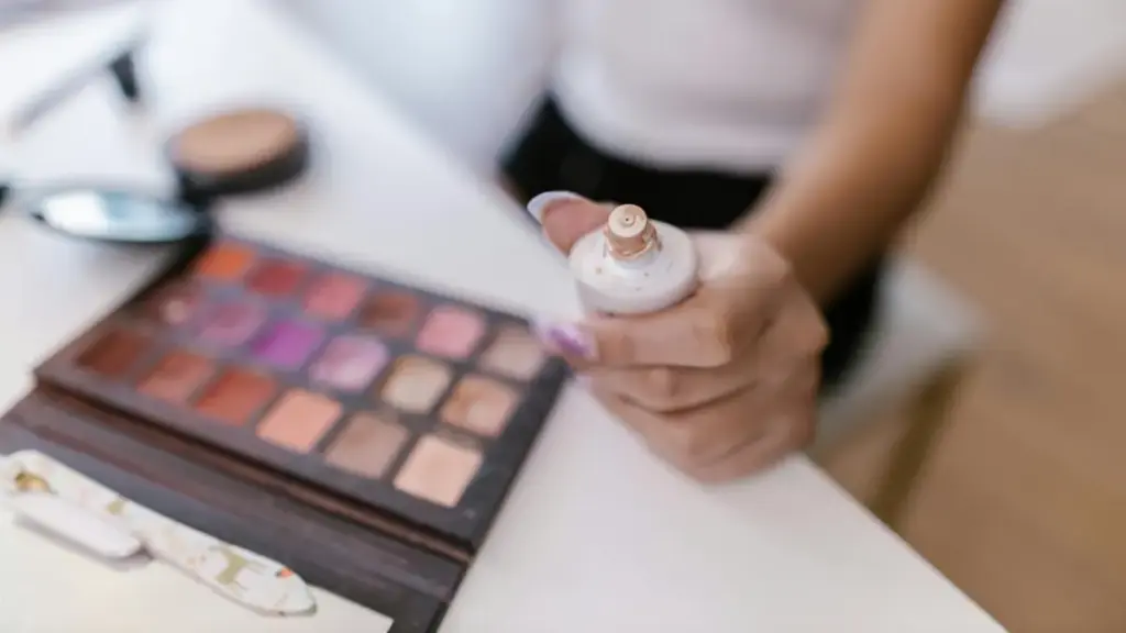 Potret seseorang memegang primer makeup