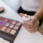 Potret seseorang memegang primer makeup