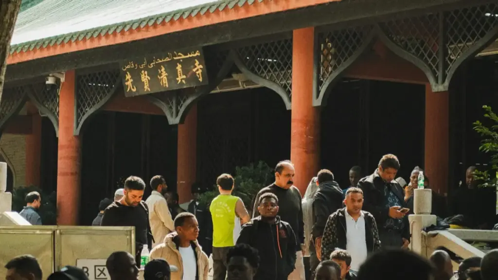 Potret sisi depan masjid yang dipenuhi jemaat Muslim.