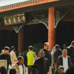 Potret sisi depan masjid yang dipenuhi jemaat Muslim.