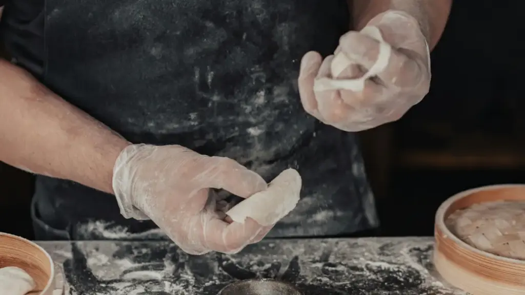 Potret seseorang memegang kulit dimsum