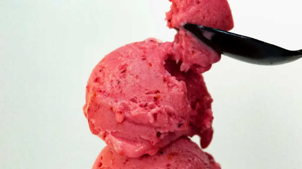Ilustrasi sorbet berwarna merah dengan sendok hitam