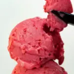 Ilustrasi sorbet berwarna merah dengan sendok hitam