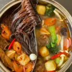 Potret panci dengan sekat berisikan kuah, sayur, seafood, dan mie yang diangkat menggunakan sumpit.