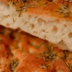 Ilustrasi dua potong focaccia saling bertumpukkan