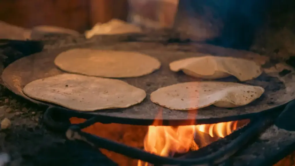 Potret 4 lembar tortilla sedang dipanggang di atas tungku