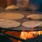 Potret 4 lembar tortilla sedang dipanggang di atas tungku