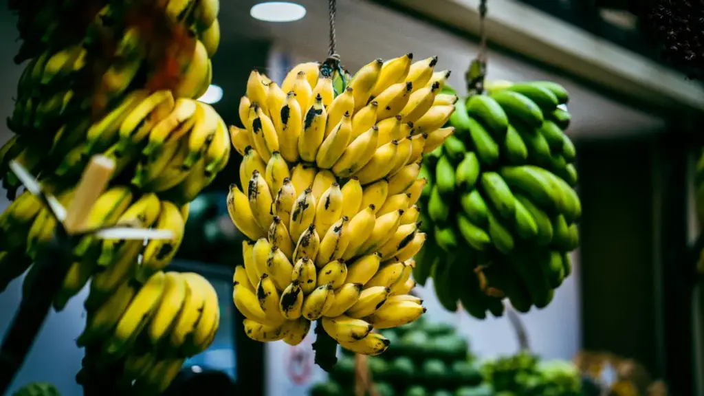 Potret pisang menggantung di pasar