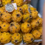 Potret buah naga kuning tertata rapi mengerucut