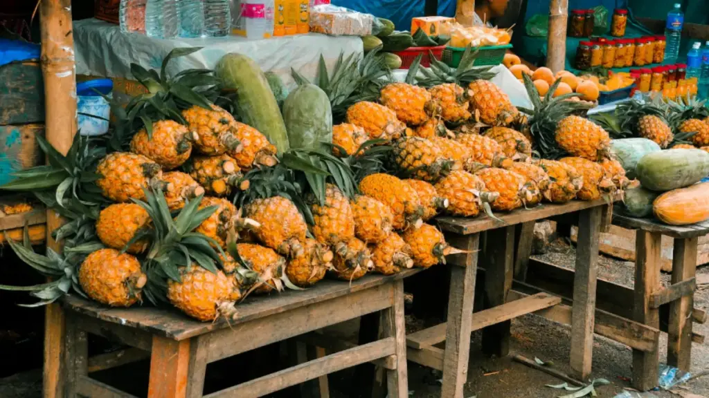 Potret sejumlah nanas dipajang di meja pasar tradisional.