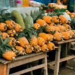 Potret sejumlah nanas dipajang di meja pasar tradisional.