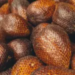 Sejumlah buah salak ditata tidak beraturan