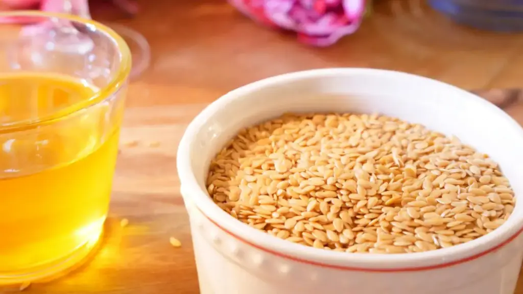 Semangkuk biji wijen diletakkan berdampingan dengan segelas minyak