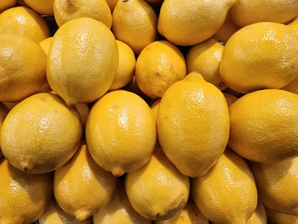 gambar berisi tumpukan lemon berwarna kuning