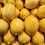 gambar berisi tumpukan lemon berwarna kuning