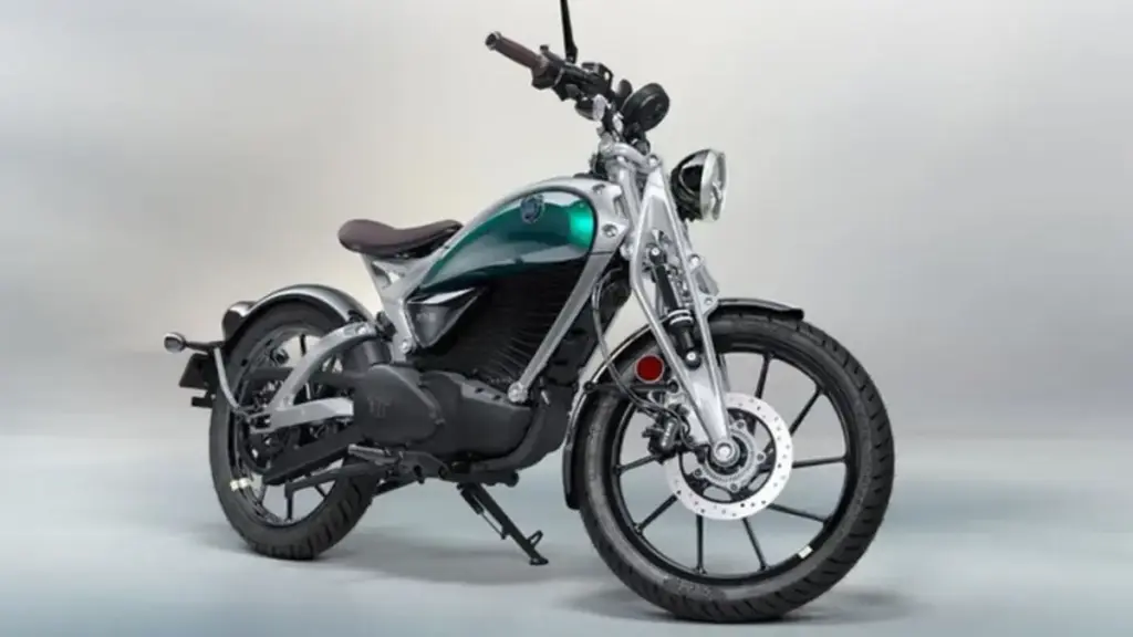 motor listrik Royal Enfield Flying Flea C6 dengan desain retro-futuristik di jalanan perkotaan, menggambarkan