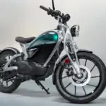 motor listrik Royal Enfield Flying Flea C6 dengan desain retro-futuristik di jalanan perkotaan, menggambarkan