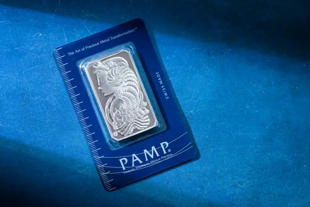 kepingan perak dibalut dengan kemasan berwarna biru