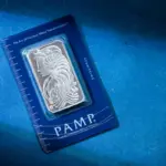 kepingan perak dibalut dengan kemasan berwarna biru