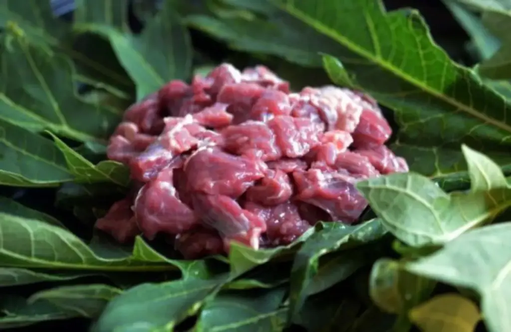 gambar daging yang dibungkus menggunakan daun pepaya