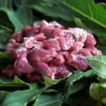 gambar daging yang dibungkus menggunakan daun pepaya