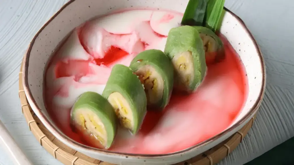 Ilustrasi semangkuk pisang ijo lengkap dengan santan dan sirup coco pandan