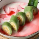 Ilustrasi semangkuk pisang ijo lengkap dengan santan dan sirup coco pandan