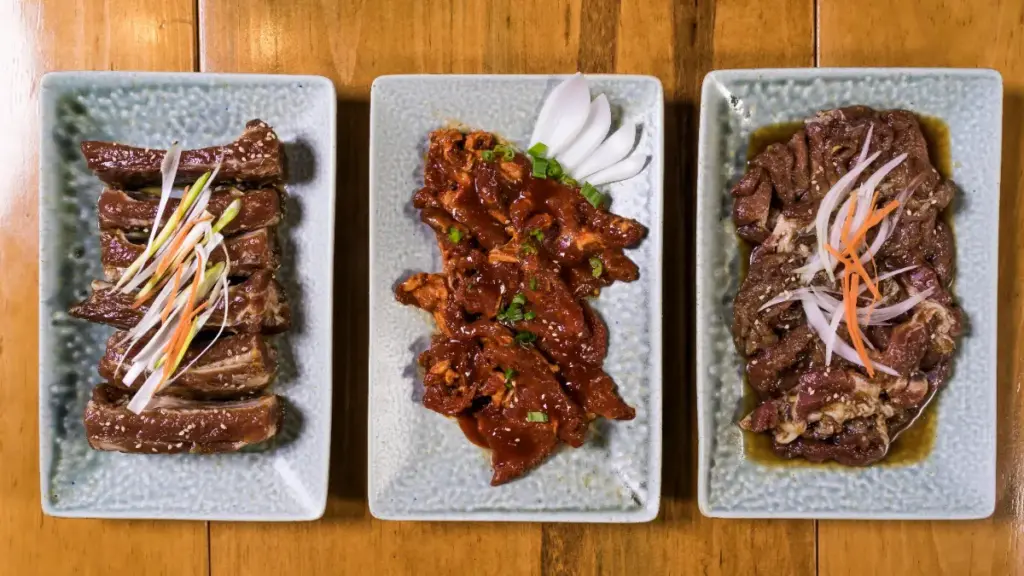 Potret tiga piring berisi daging mentah yang telah dimarinasi dengan bumbu dan topping yang berbeda