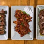 Potret tiga piring berisi daging mentah yang telah dimarinasi dengan bumbu dan topping yang berbeda