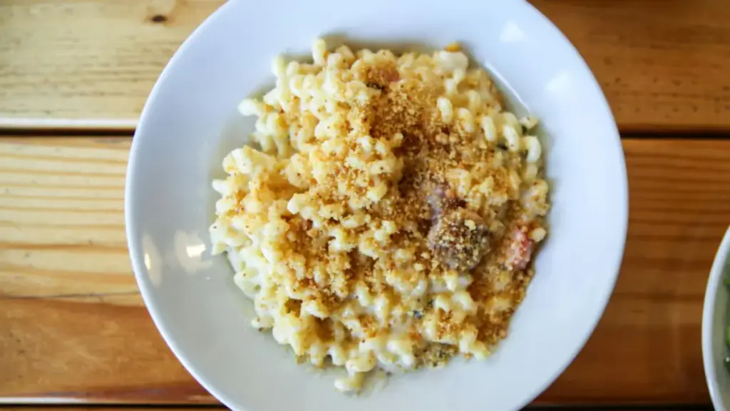 Potret sepiring mac and cheese.
