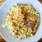 Potret sepiring mac and cheese.