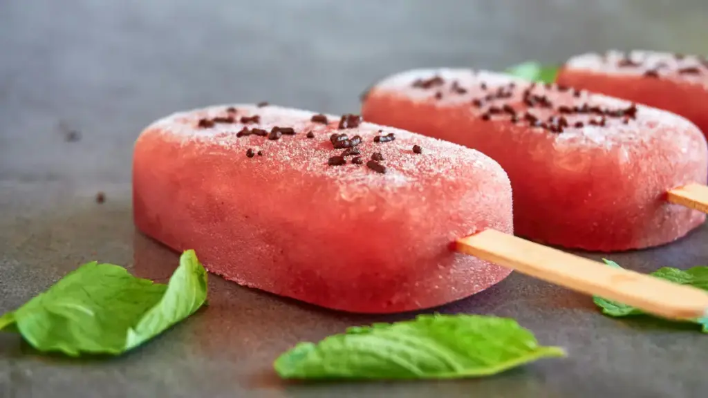 Potret tiga buah popsicle berjajar dengan beberapa lembah daun mint