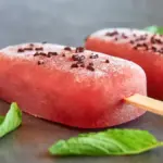 Potret tiga buah popsicle berjajar dengan beberapa lembah daun mint