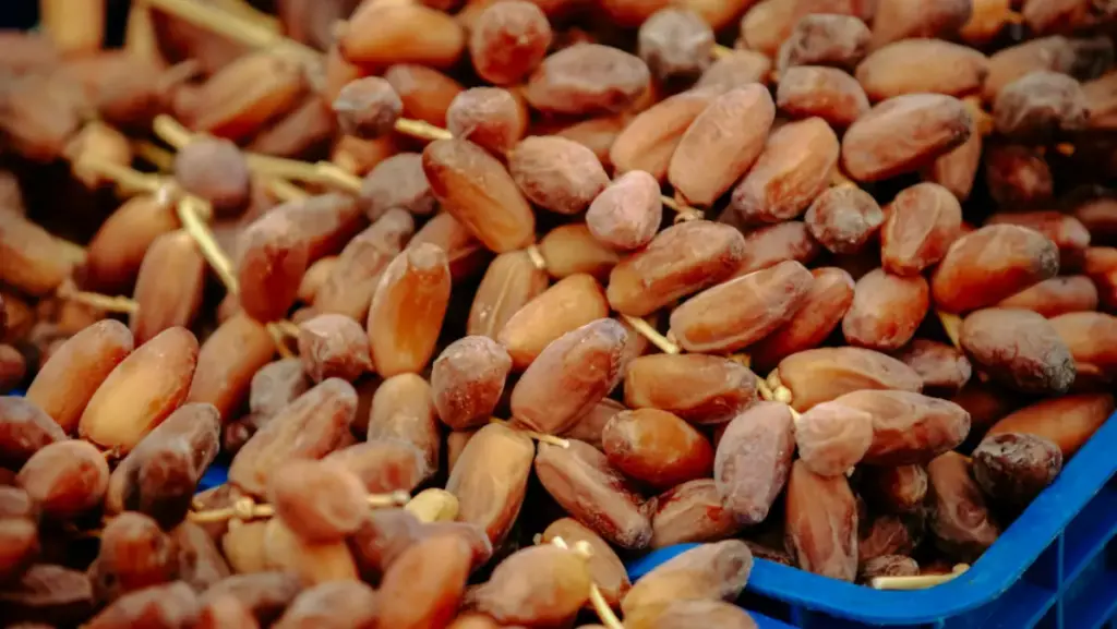 Potret setumpukan kurma di dalam keranjang berwarna biru