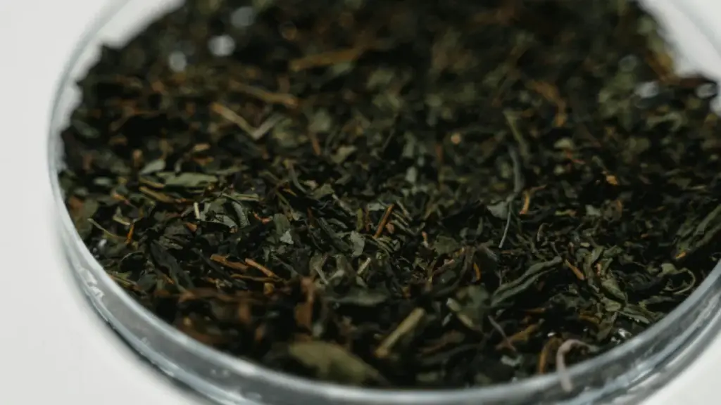 Potret daun teh kering di dalam piring kecil