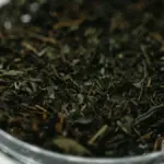 Potret daun teh kering di dalam piring kecil