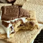 Ilustrasi Smores yang saling bertumpukan.