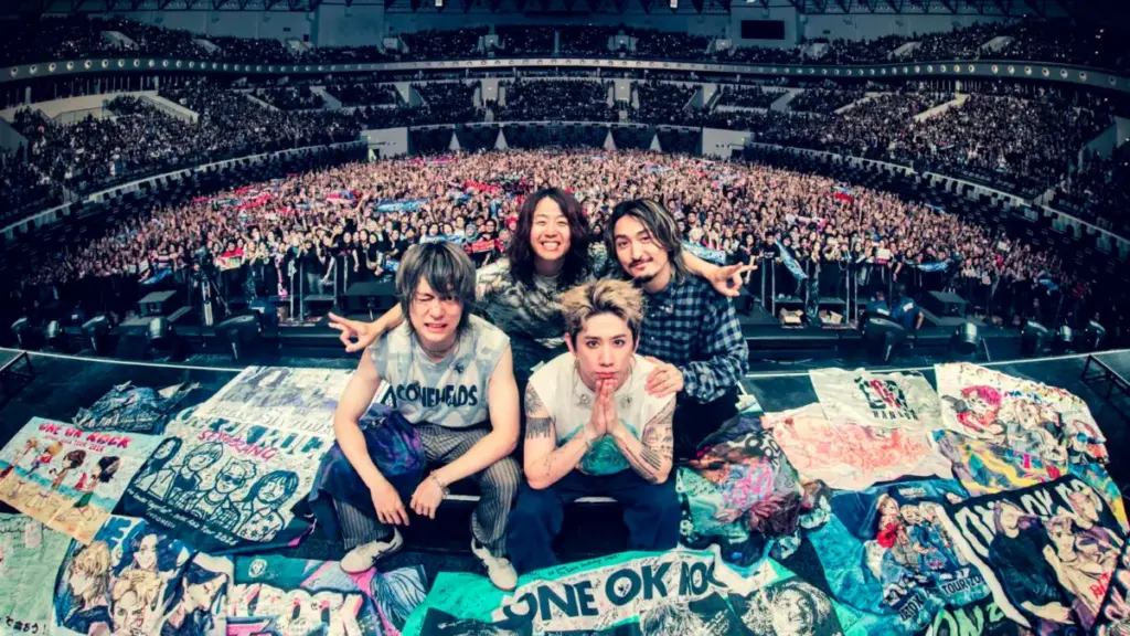 Potret anggota ONE OK ROCK dengan fans di Jakarta