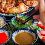 Potret seseorang mencelupkan makanan ke dalam campuran saus.